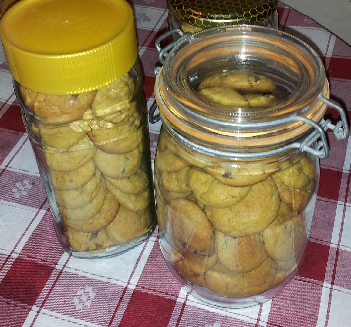 Bolachas de manteiga de amendoim com pepitas de chocolate